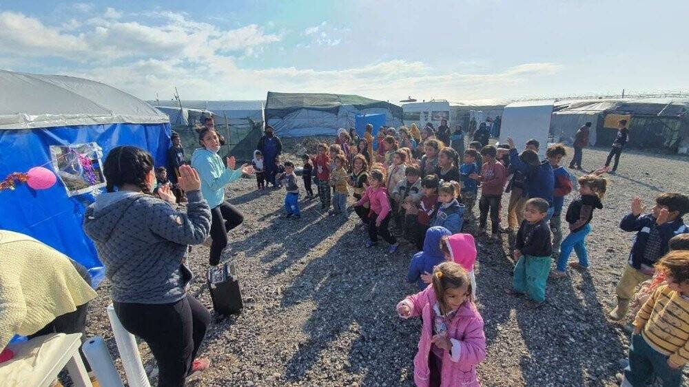 Çadırların arasından çocuk kahkahaları yükseldi