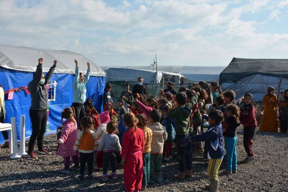 Çadırların arasından çocuk kahkahaları yükseldi
