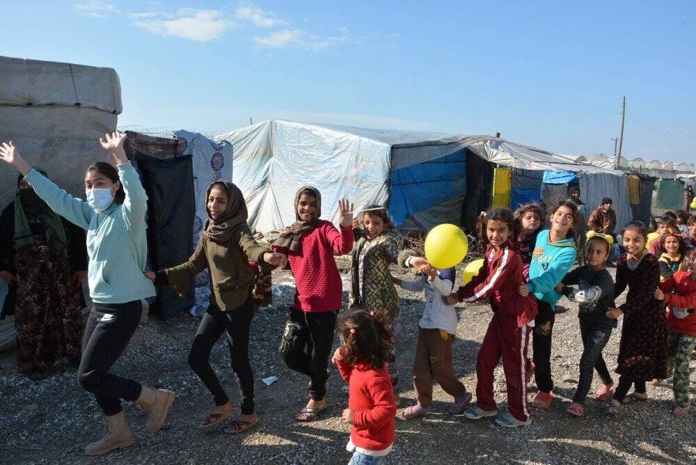 Çadırların arasından çocuk kahkahaları yükseldi