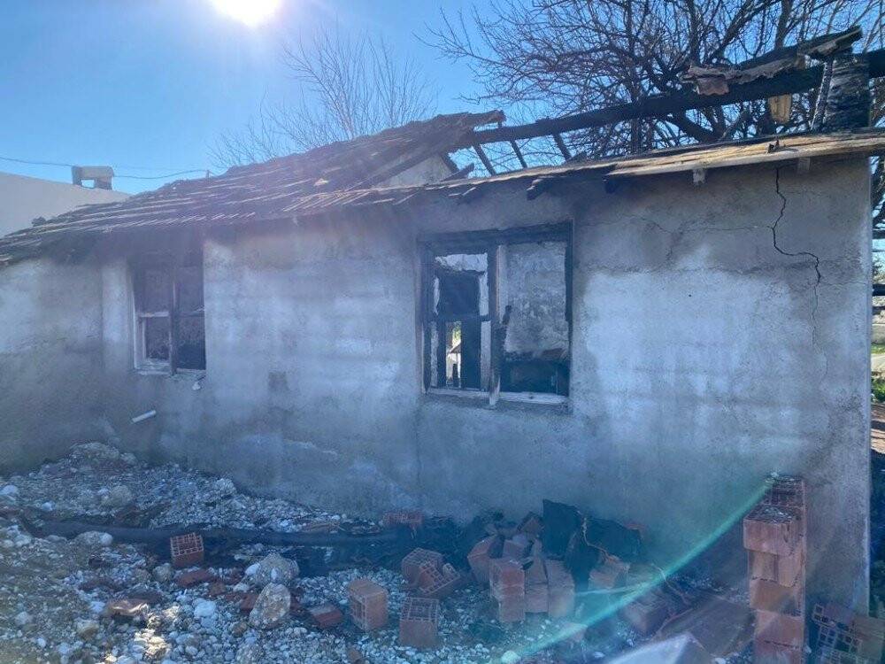 Mevsimlik işçilerin kaldığı ev küle döndü