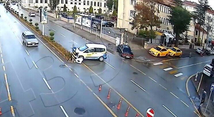 Trafik kazası kameralara böyle yansıdı