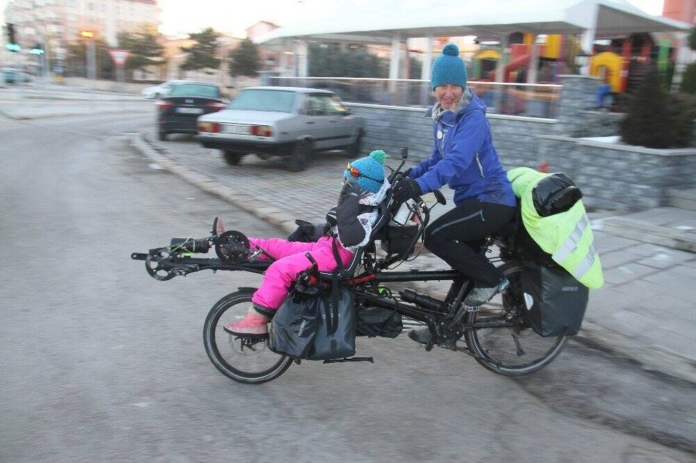 Bisikletleriyle dünya turuna çıkan iki çocuklu Fransız çift Beyşehir’de