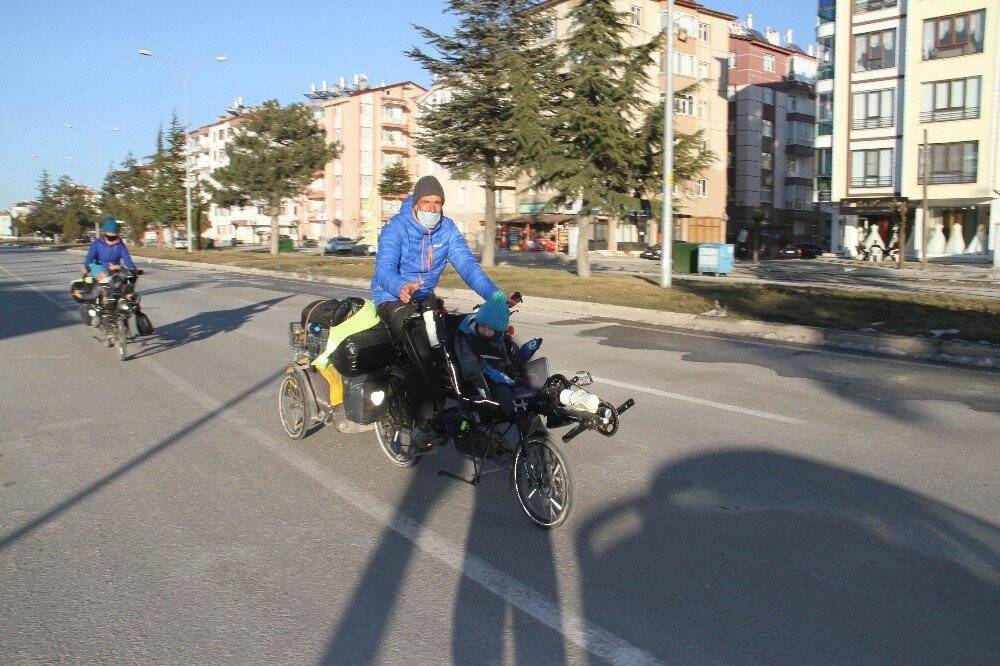 Bisikletleriyle dünya turuna çıkan iki çocuklu Fransız çift Beyşehir’de