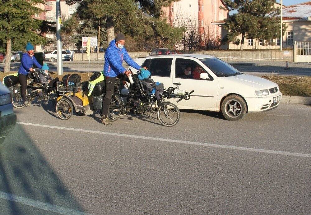 Bisikletleriyle dünya turuna çıkan iki çocuklu Fransız çift Beyşehir’de