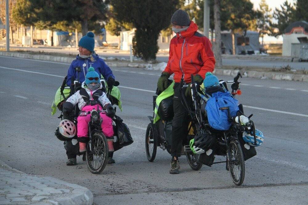 Bisikletleriyle dünya turuna çıkan iki çocuklu Fransız çift Beyşehir’de