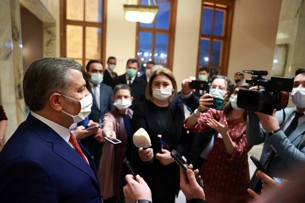 Fahrettin Koca, cenazedeki görüntü için özür diledi