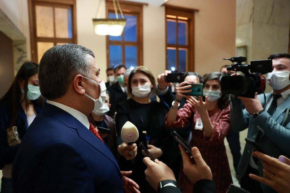 Fahrettin Koca, cenazedeki görüntü için özür diledi