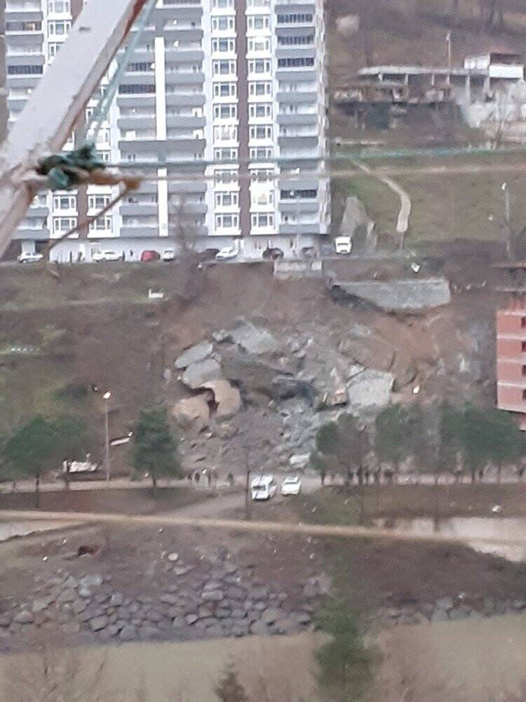 İstinat duvarı çöktü, operatör son anda kurtuldu