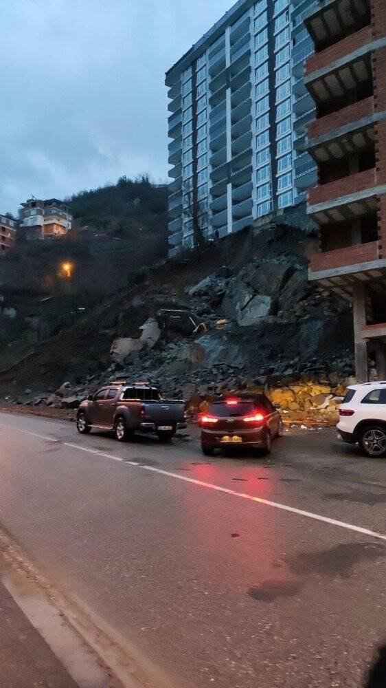 İstinat duvarı çöktü, operatör son anda kurtuldu