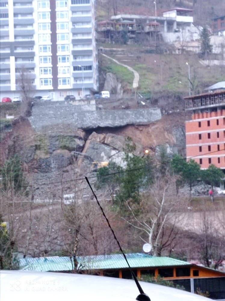 İstinat duvarı çöktü, operatör son anda kurtuldu