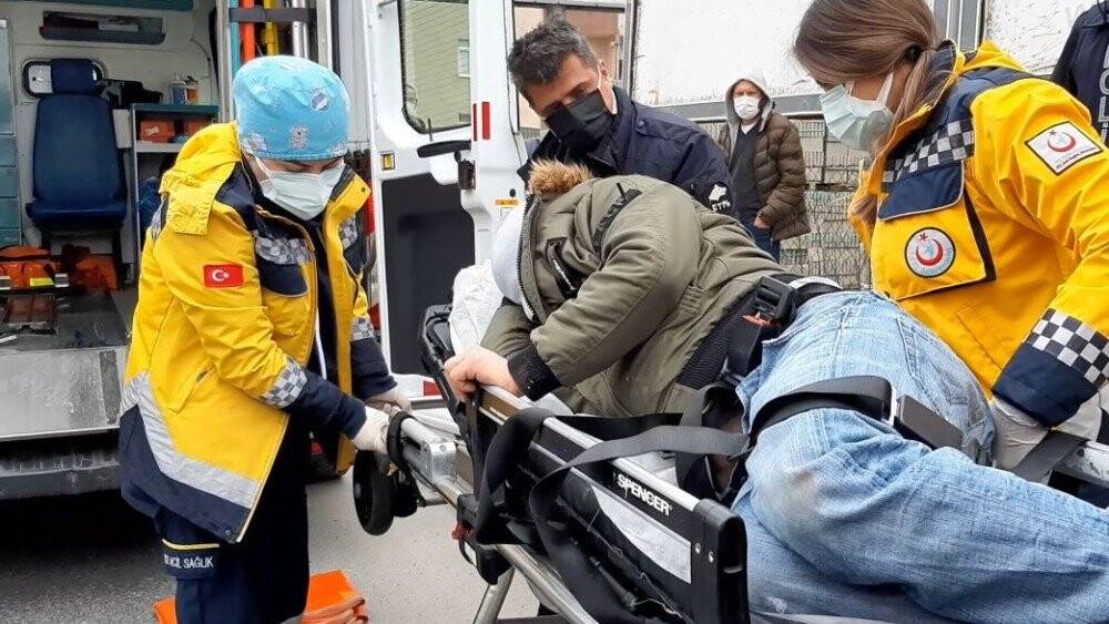 Kaldırımda yatan adam ekipleri harekete geçirdi