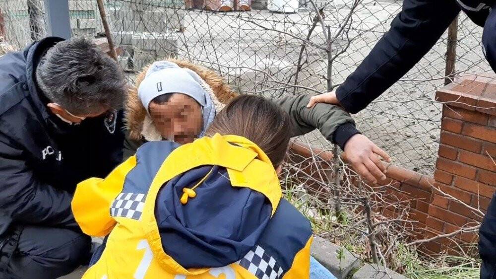 Kaldırımda yatan adam ekipleri harekete geçirdi