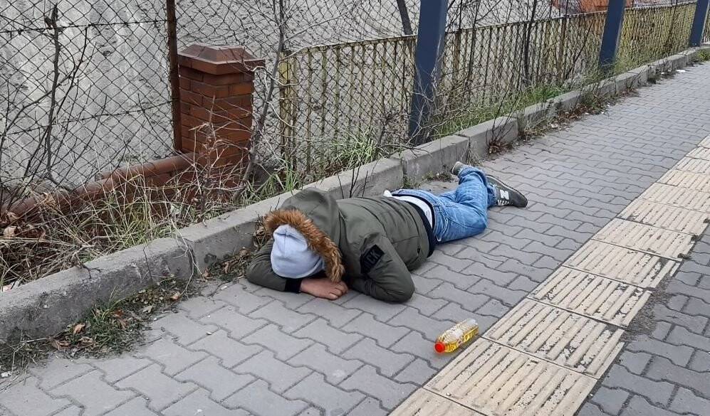 Kaldırımda yatan adam ekipleri harekete geçirdi
