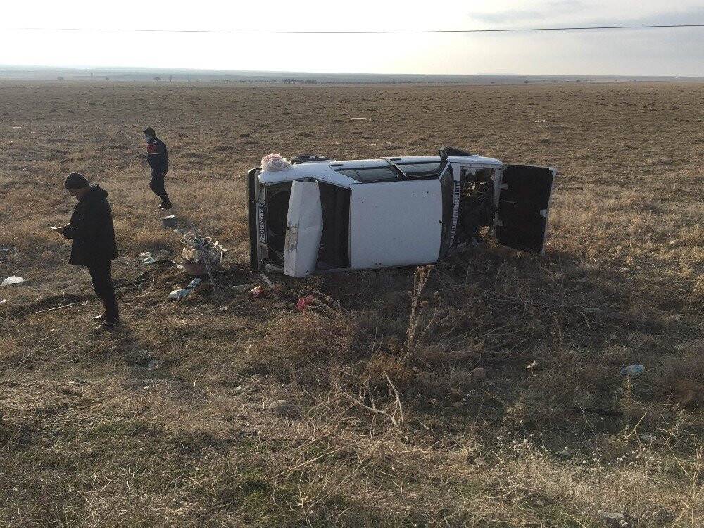 Konya’da işçileri taşıyan otomobil şarampole devrildi