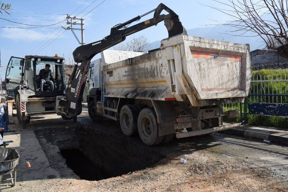 200 metrelik kanaldan 60 kamyon çöp çıktı