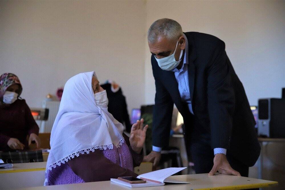 Kur’an-ı Kerim okumak için 70 yaşında okuma yazma öğreniyor