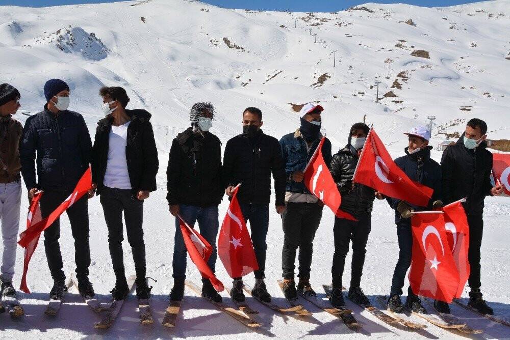 2 bin 700 rakımda tahta kayaklarla kaydılar