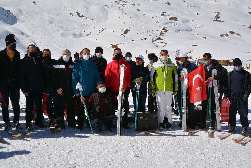 2 bin 700 rakımda tahta kayaklarla kaydılar