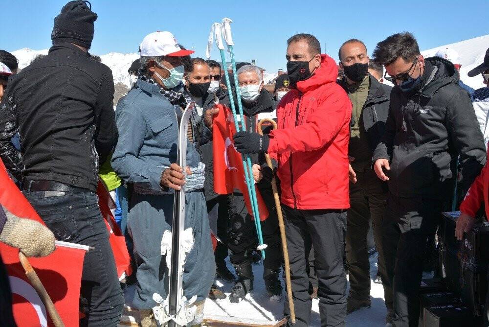 2 bin 700 rakımda tahta kayaklarla kaydılar