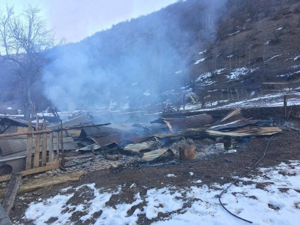 Ahırda çıkan yangında 18 büyükbaş hayvan telef oldu