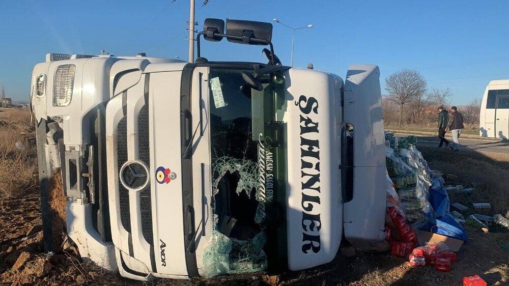 Afyonkarahisar-Konya yolunda tır devrildi, tonlarca maden suyu araziye saçıldı