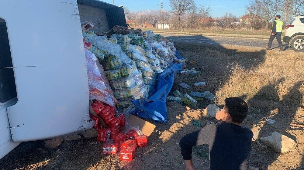 Afyonkarahisar-Konya yolunda tır devrildi, tonlarca maden suyu araziye saçıldı