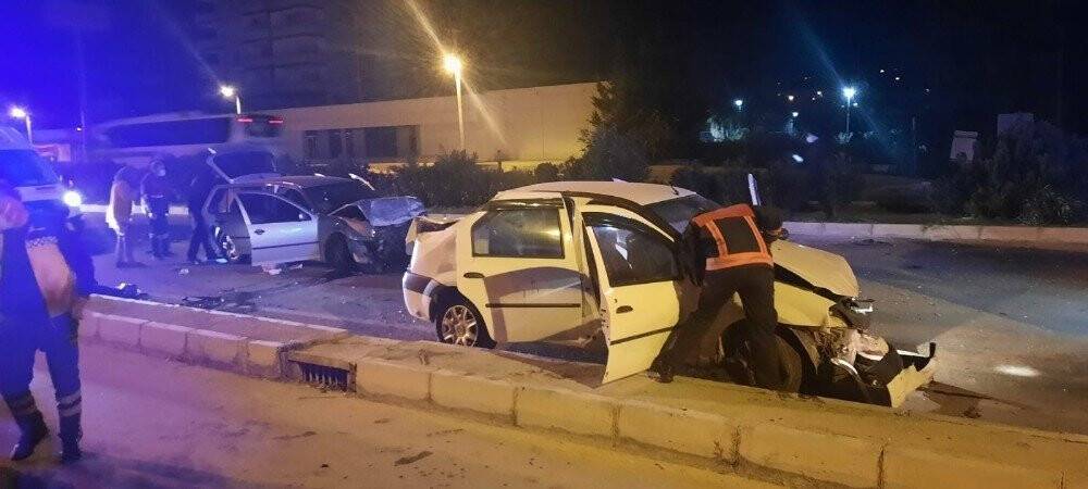 2 otomobil kafa kafaya çarpıştı: 1’i ağır 9 yaralı