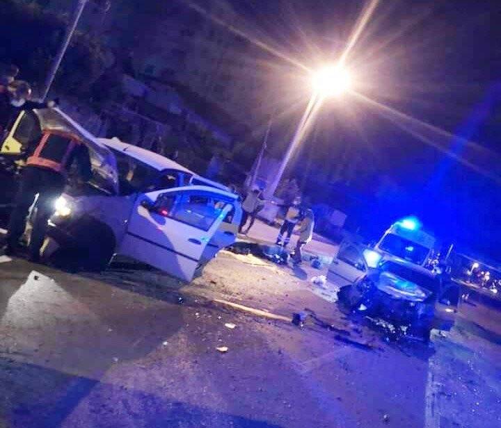 2 otomobil kafa kafaya çarpıştı: 1’i ağır 9 yaralı