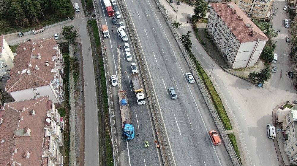 2 tır çarpıştı, TEM’de kilometrelerce uzunlukta kuyruk oluştu