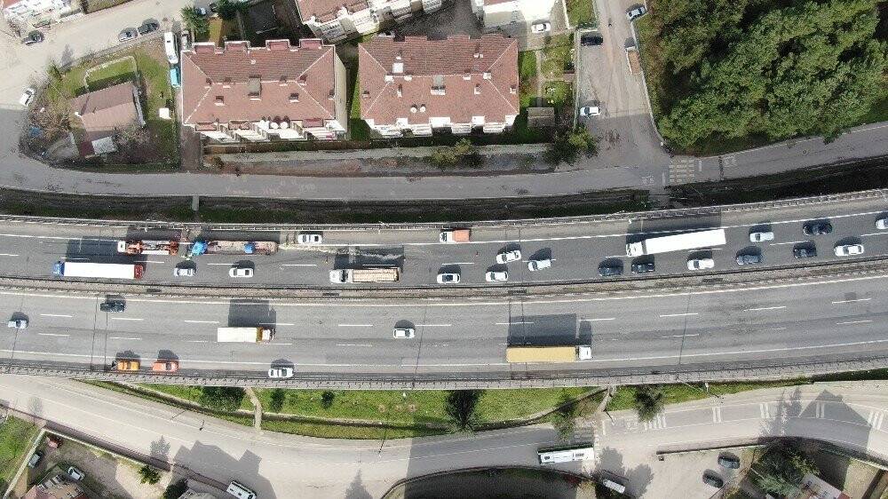2 tır çarpıştı, TEM’de kilometrelerce uzunlukta kuyruk oluştu