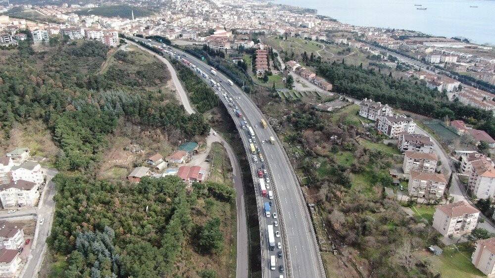 2 tır çarpıştı, TEM’de kilometrelerce uzunlukta kuyruk oluştu