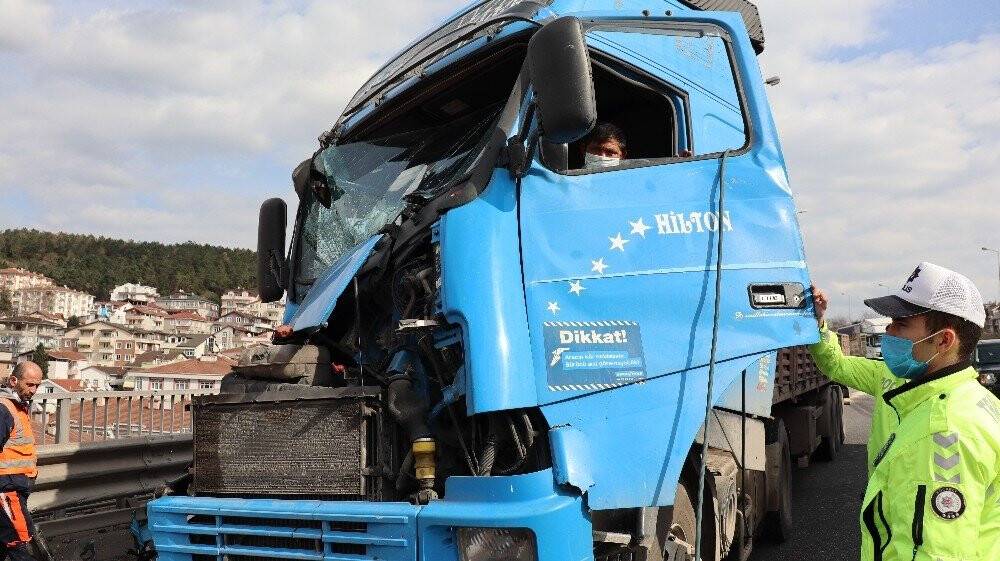 2 tır çarpıştı, TEM’de kilometrelerce uzunlukta kuyruk oluştu