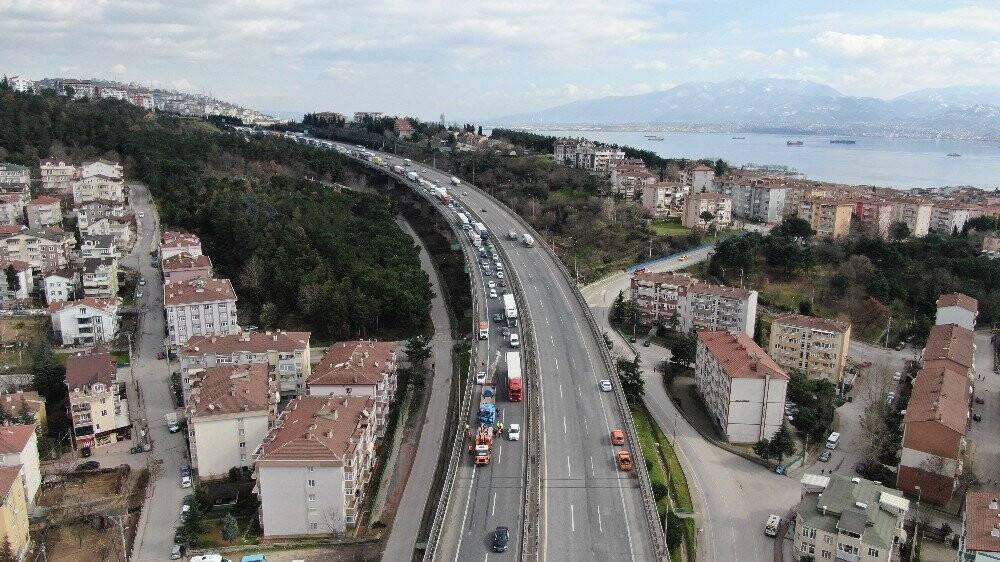 2 tır çarpıştı, TEM’de kilometrelerce uzunlukta kuyruk oluştu