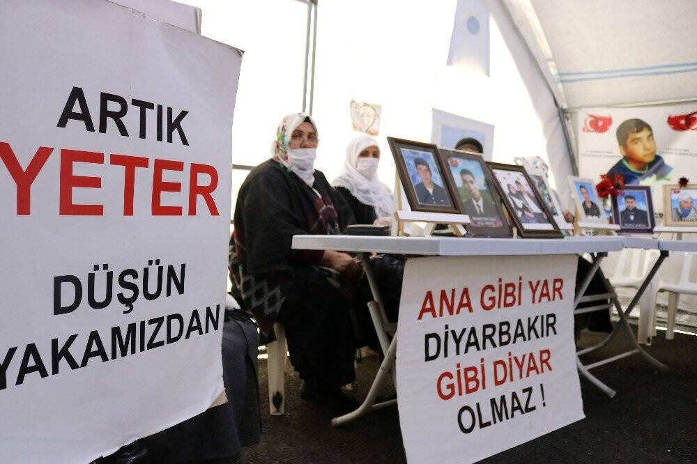 Kısıtlama sona erdi, evlat nöbetindeki aileler HDP önündeki çadırda yerlerini aldı