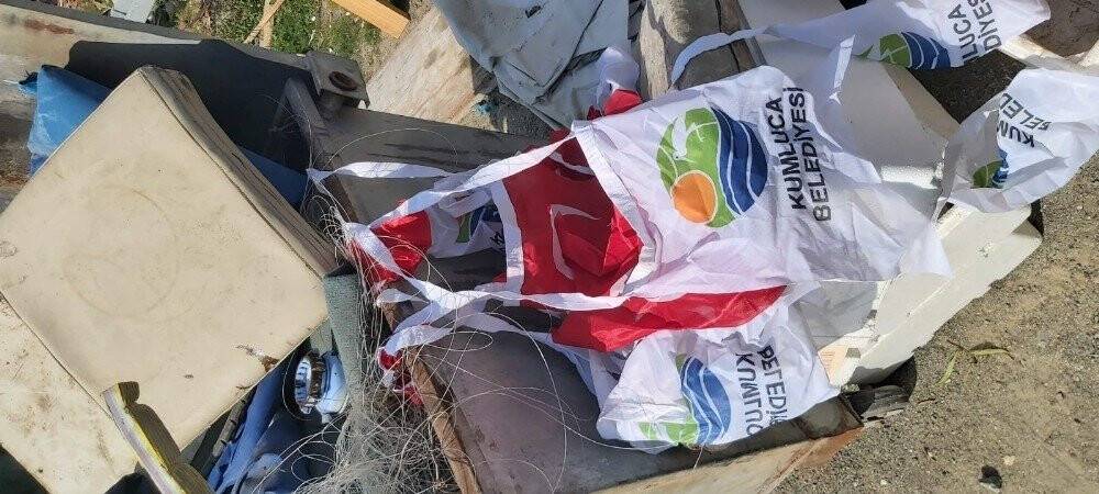 Çöpte bulunan Türk bayrakları tepki çekti
