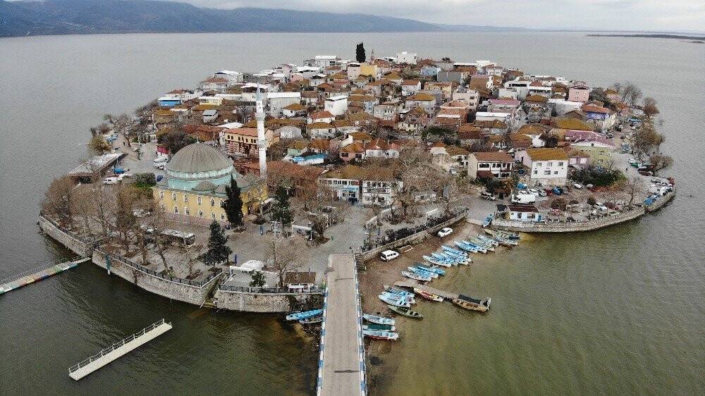 Sular yükseldi, tarihî köy yine ada oldu
