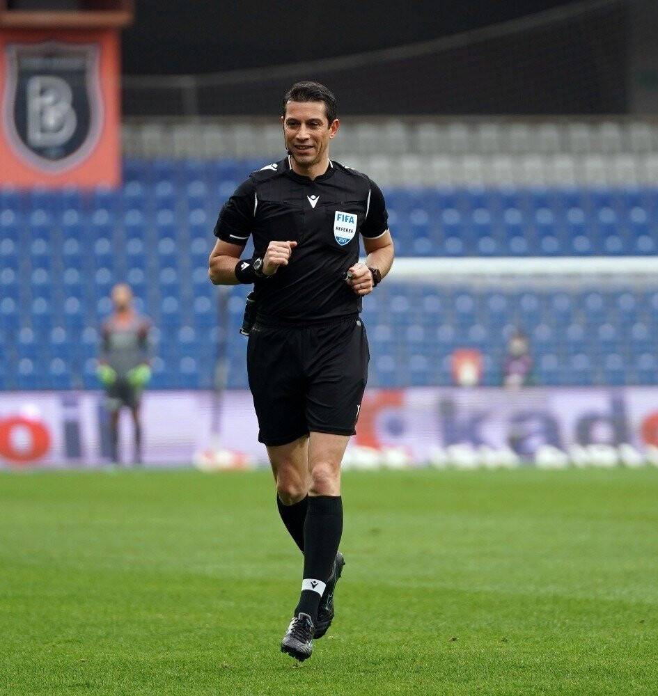 Başakşehir-Konyaspor maçında yanlış penaltı kararı VAR'dan döndü