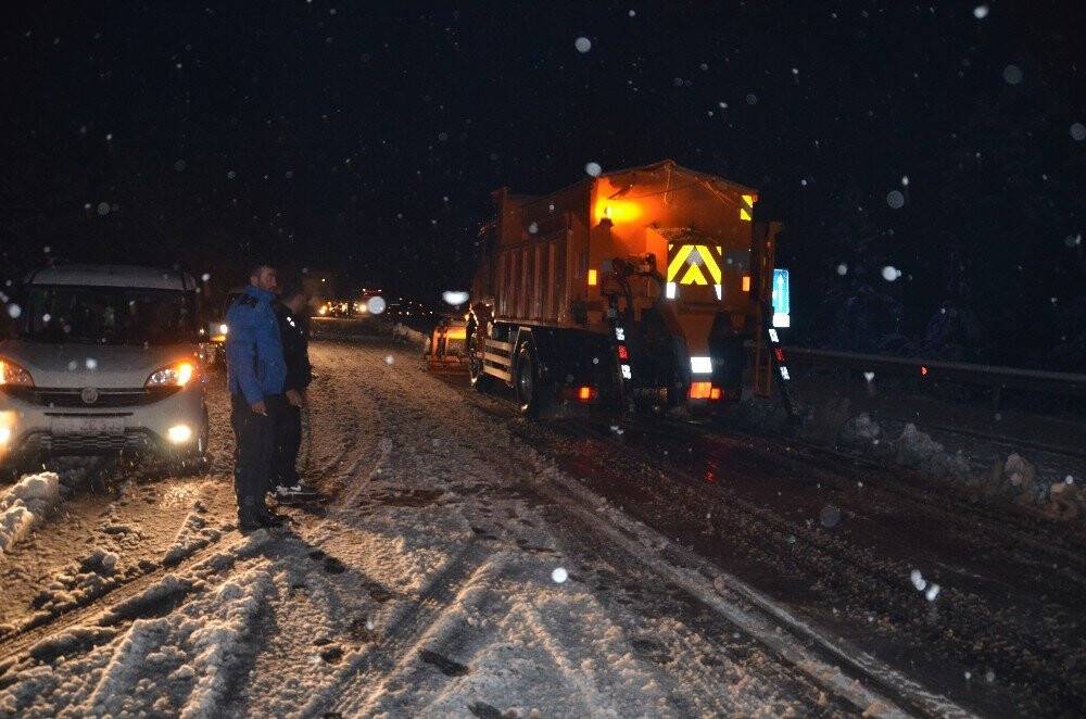 Konya-Antalya karayolunda kar kalınlığı 20 santime ulaştı