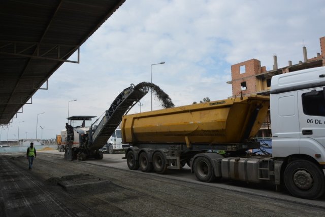 Büyükşehir Belediyesi Tarsus Hal Kompleksinin asfaltını yeniliyor
