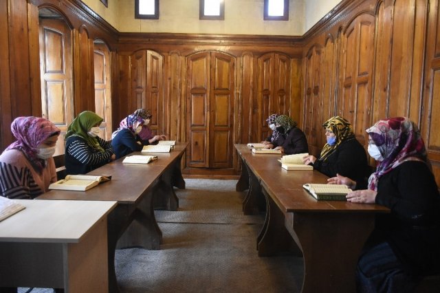 Kadınlar Şahinbey’in kurslarında Kuran-ı Kerim okumayı öğreniyor