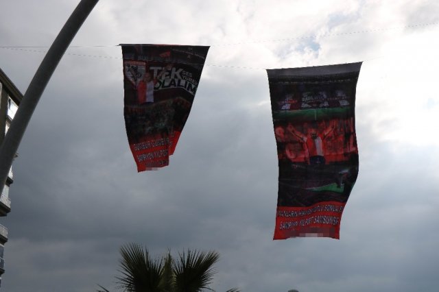 Samsun’un en büyük görselli Samsunspor bayrakları caddeye asıldı
