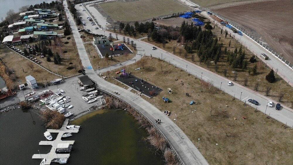 Hafta sonu kısıtlamasının kaldırılmasıyla aileler parklara akın etti