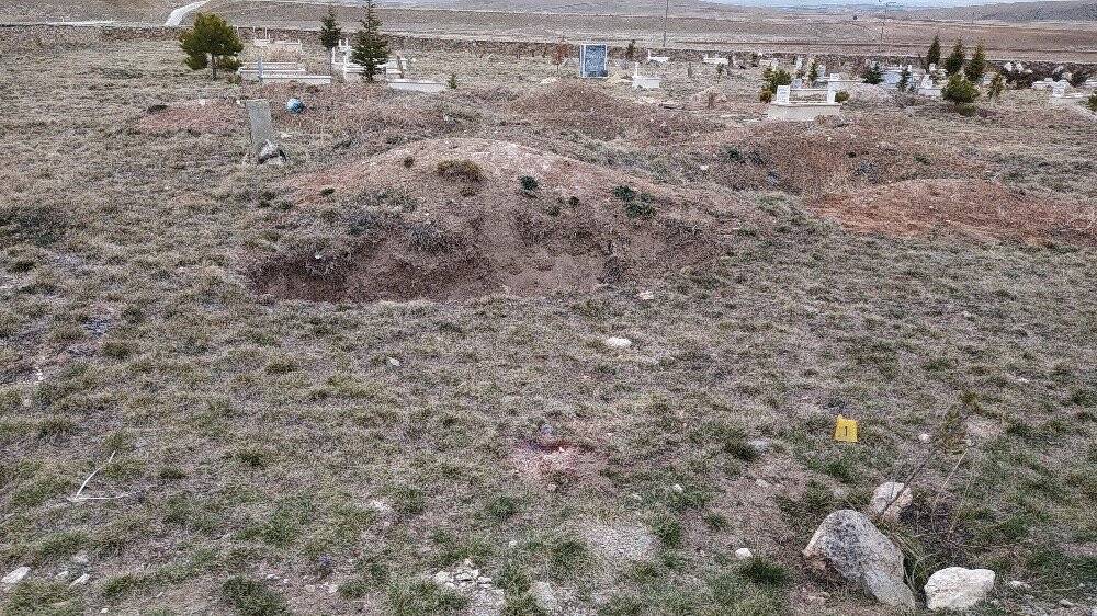 Konya'da evli ve üç çocuk babası mahalle mezarlığında ölü bulundu