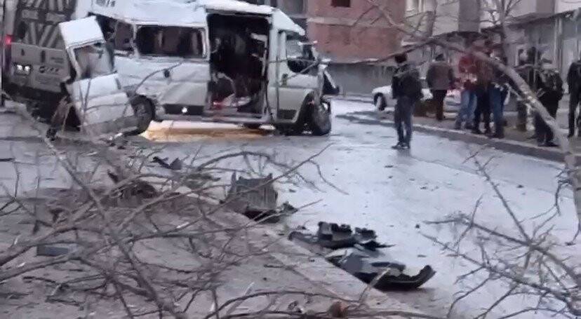 İtfaiye aracı işçi servisi ile çarpıştı: 1 ölü, 11 yaralı