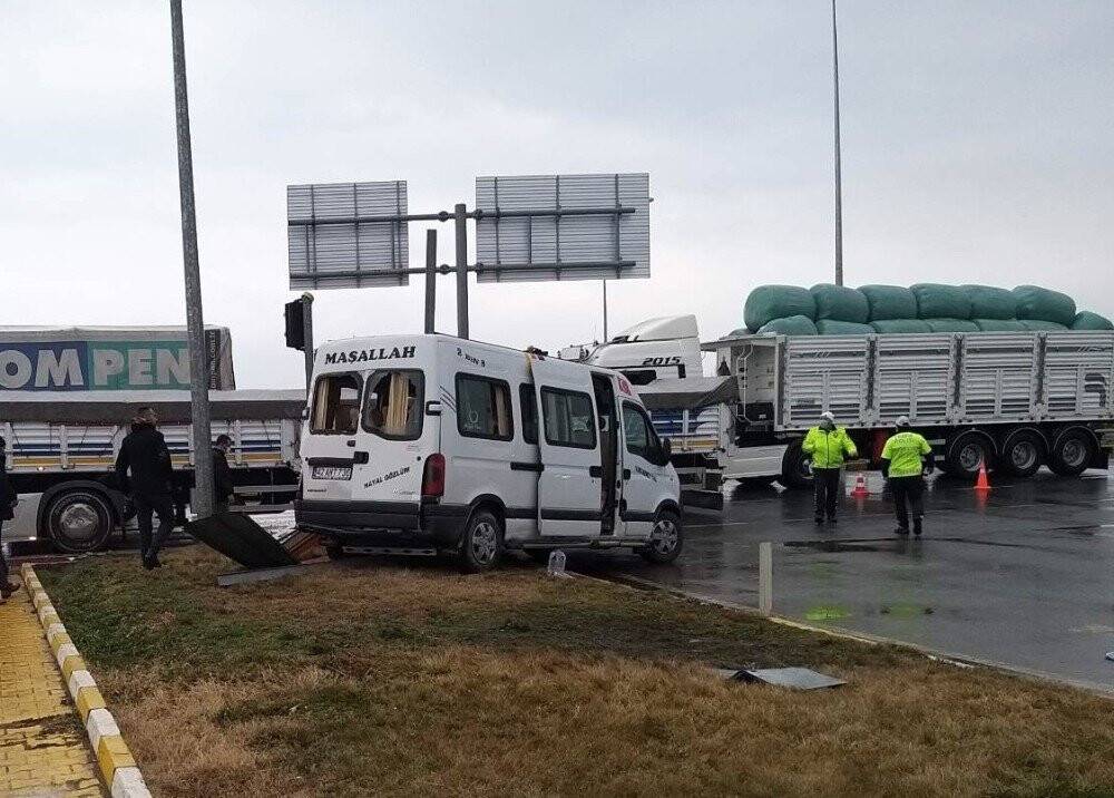 Konya'da tarım işçilerini taşıyan minibüs ile tır çarpıştı: 8 yaralı