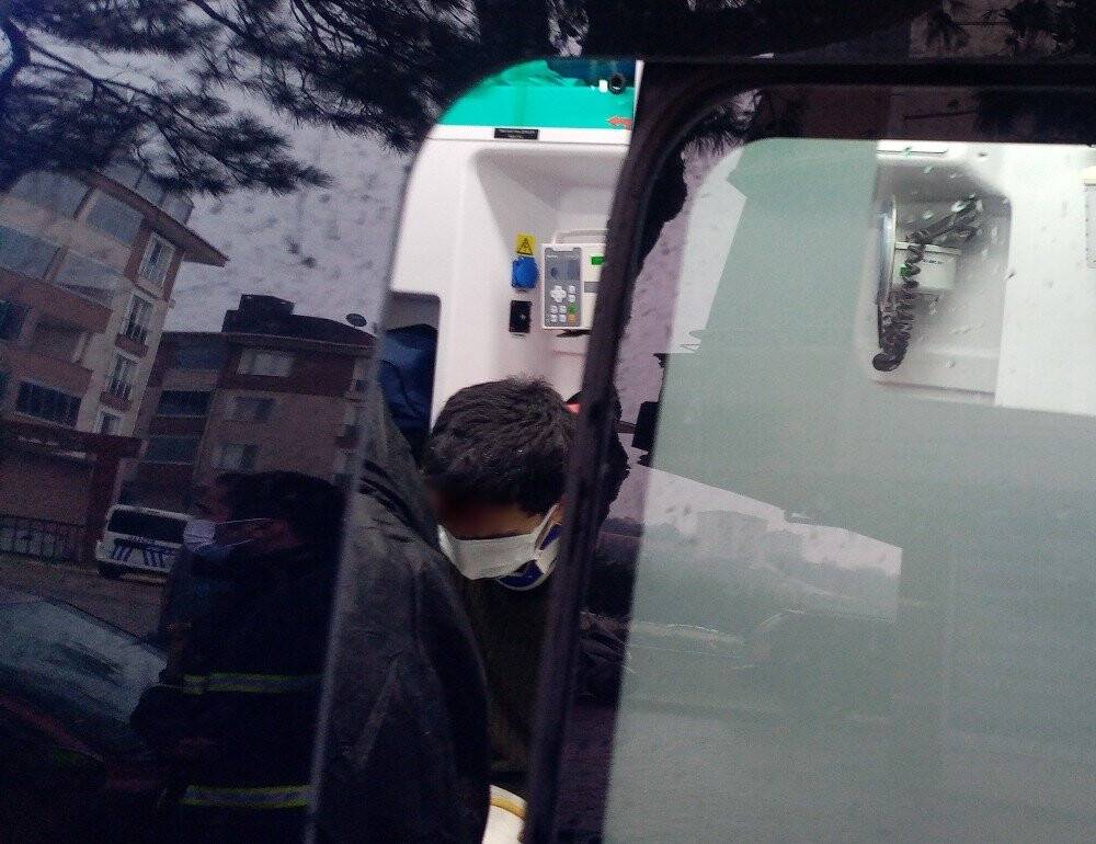 Virajı alamayan otomobilin ağaca çarptığı feci kaza kamerada