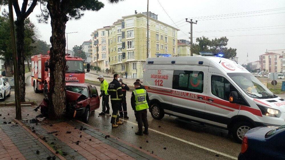 Virajı alamayan otomobilin ağaca çarptığı feci kaza kamerada