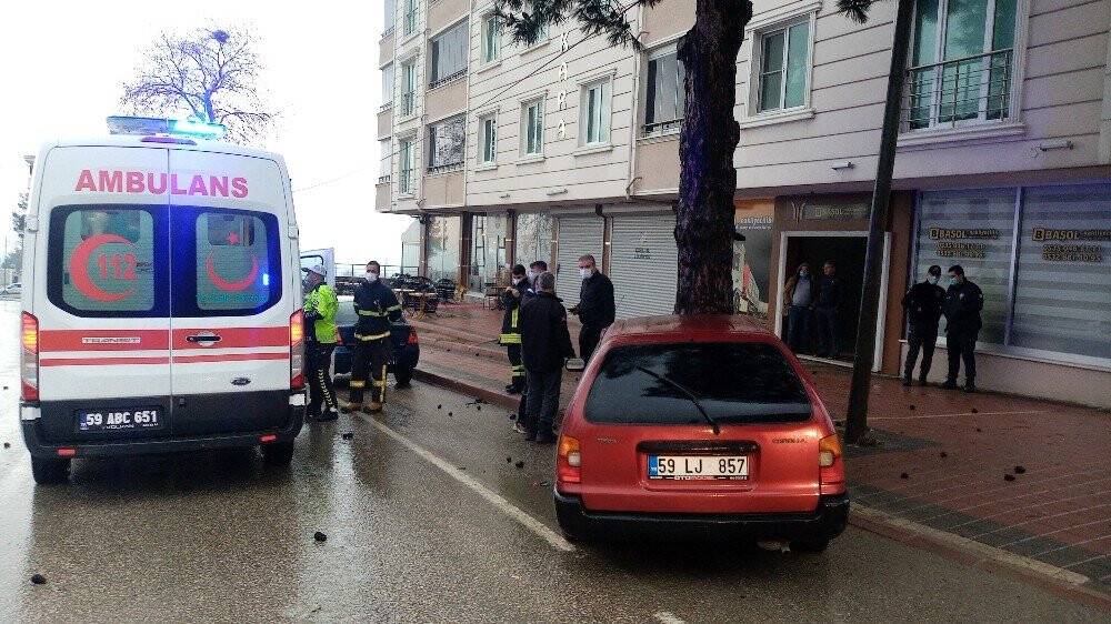 Virajı alamayan otomobilin ağaca çarptığı feci kaza kamerada