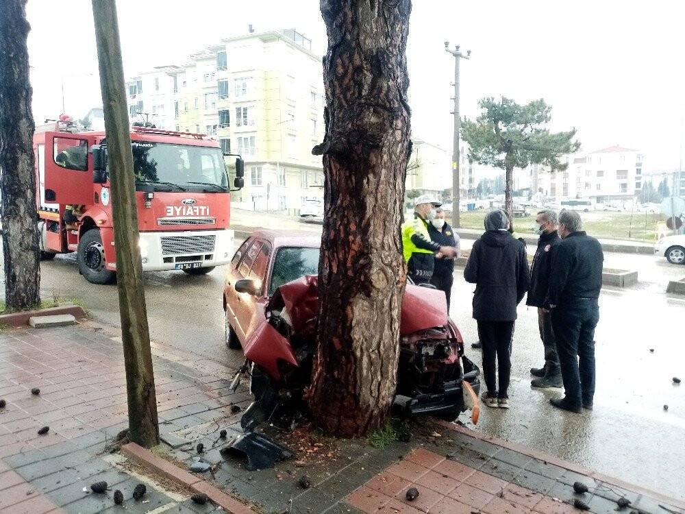 Virajı alamayan otomobilin ağaca çarptığı feci kaza kamerada
