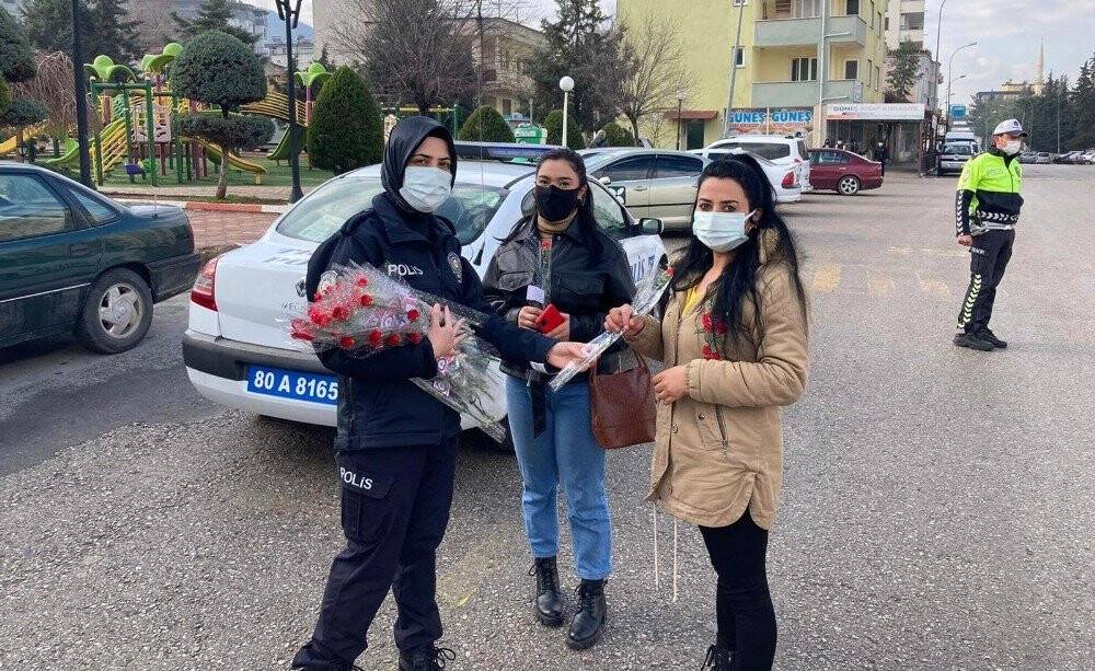 Kadın sürücülerin ceza korkusu çiçekle son buldu
